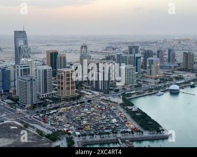 Bâtiments Lusail et horizon au coucher du soleil Banque D'Images