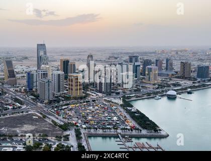 Bâtiments Lusail et horizon au coucher du soleil Banque D'Images