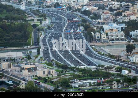 Vue aérienne des routes et de la circulation de Doha. Autoroute Lusail Banque D'Images