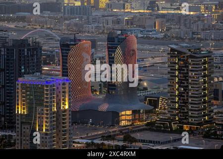 Bâtiments Lusail et horizon au coucher du soleil Banque D'Images