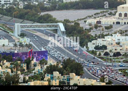 Vue aérienne des routes et de la circulation de Doha. Autoroute Lusail Banque D'Images