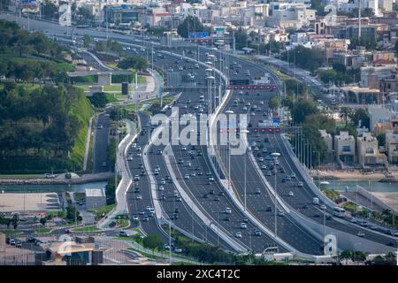 Vue aérienne Lusail Express Way. Routes et trafic souterrains de Katara Banque D'Images