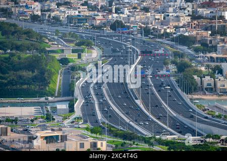 Vue aérienne Lusail Express Way. Routes et trafic souterrains de Katara Banque D'Images