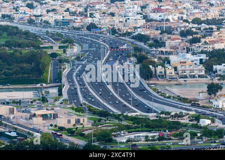 Vue aérienne Lusail Express Way. Routes et trafic souterrains de Katara Banque D'Images