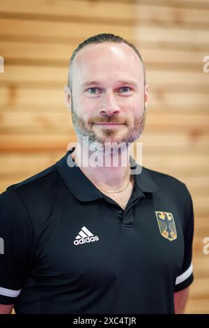 Nuremberg, Allemagne. 11 juin 2024. Balazs Toth, entraîneur national féminin de taekwondo, photographié à la base nationale de taekwondo à Nuremberg. Crédit : Daniel Karmann/dpa/Alamy Live News Banque D'Images