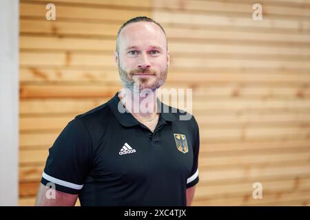 Nuremberg, Allemagne. 11 juin 2024. Balazs Toth, entraîneur national féminin de taekwondo, photographié à la base nationale de taekwondo à Nuremberg. Crédit : Daniel Karmann/dpa/Alamy Live News Banque D'Images