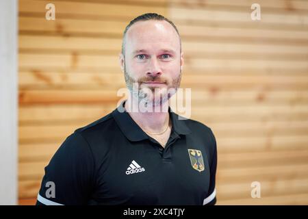 Nuremberg, Allemagne. 11 juin 2024. Balazs Toth, entraîneur national féminin de taekwondo, photographié à la base nationale de taekwondo à Nuremberg. Crédit : Daniel Karmann/dpa/Alamy Live News Banque D'Images