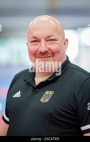 Nuremberg, Allemagne. 11 juin 2024. Bernhard Bruckbauer, entraîneur de la base et entraîneur à domicile du participant olympique Brandl, photographié à la base fédérale de taekwondo à Nuremberg. Crédit : Daniel Karmann/dpa/Alamy Live News Banque D'Images