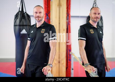 Nuremberg, Allemagne. 11 juin 2024. Balazs Toth, entraîneur national féminin de taekwondo, photographié à la base nationale de taekwondo à Nuremberg. Crédit : Daniel Karmann/dpa/Alamy Live News Banque D'Images