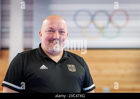 Nuremberg, Allemagne. 11 juin 2024. Bernhard Bruckbauer, entraîneur de la base et entraîneur à domicile du participant olympique Brandl, photographié à la base fédérale de taekwondo à Nuremberg. Crédit : Daniel Karmann/dpa/Alamy Live News Banque D'Images