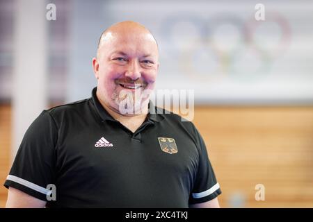 Nuremberg, Allemagne. 11 juin 2024. Bernhard Bruckbauer, entraîneur de la base et entraîneur à domicile du participant olympique Brandl, photographié à la base fédérale de taekwondo à Nuremberg. Crédit : Daniel Karmann/dpa/Alamy Live News Banque D'Images