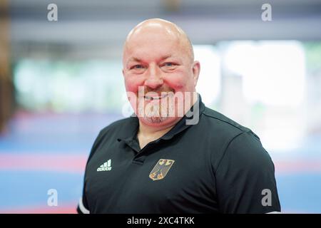 Nuremberg, Allemagne. 11 juin 2024. Bernhard Bruckbauer, entraîneur de la base et entraîneur à domicile du participant olympique Brandl, photographié à la base fédérale de taekwondo à Nuremberg. Crédit : Daniel Karmann/dpa/Alamy Live News Banque D'Images