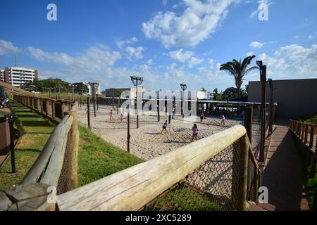 Athlètes jouant dans la compétition de tennis de plage Banque D'Images