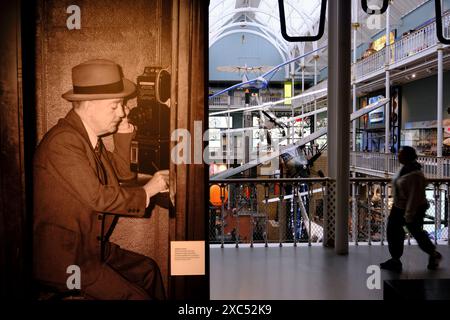 Une vieille photographie d'un homme faisant un appel téléphonique dans une cabine téléphonique avec des avions exposés dans des galeries de science et de technologie. Musée national d'Écosse.Édimbourg.Écosse.Royaume-Uni Banque D'Images