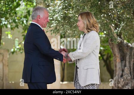 Savelletri di Fasano, Italie. 14 juin 2024. Le roi Abdallah II de Jordanie, à gauche, est accueilli par le premier ministre italien Giorgia Meloni lors de la cérémonie d’arrivée du Sommet élargi du G7 à la station balnéaire Borgo Egnazia, le 14 juin 2024, à Savelletri di Fasano, en Italie. Crédit : Presidenza del Consiglio/G7 Italia 2024/Alamy Live News Banque D'Images