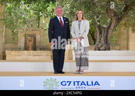 Savelletri di Fasano, Italie. 14 juin 2024. Le roi Abdallah II de Jordanie, à gauche, pose avec le premier ministre italien Giorgia Meloni lors de la cérémonie d'arrivée du Sommet élargi du G7 à la station balnéaire Borgo Egnazia, le 14 juin 2024, à Savelletri di Fasano, Italie. Crédit : Presidenza del Consiglio/G7 Italia 2024/Alamy Live News Banque D'Images