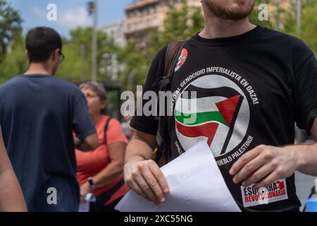 Barcelone, Espagne. 14 juin 2024. Les campeurs de Pla&#xe7;a Universitat tiennent une conférence de presse pour dénoncer l'expulsion par le conseil municipal de Barcelone cette nuit Los acampados en Plaza Universidad están haciendo una rueda de prensa en repulsa al desalojo por parte del Ayuntamiento de Barcelona esta madrugada. Actualités politique -Barcelone, Espagne vendredi 13 juin 2024 (photo par Eric Renom/LaPresse) crédit : LaPresse/Alamy Live News Banque D'Images