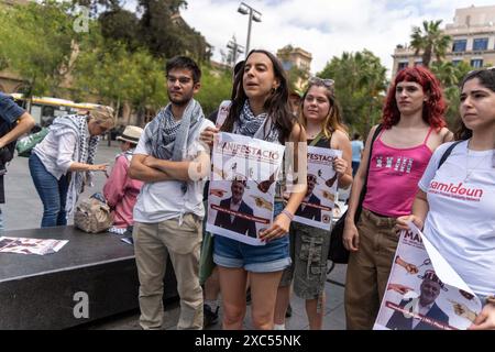 Barcelone, Espagne. 14 juin 2024. Les campeurs de Pla&#xe7;a Universitat tiennent une conférence de presse pour dénoncer l'expulsion par le conseil municipal de Barcelone cette nuit Los acampados en Plaza Universidad están haciendo una rueda de prensa en repulsa al desalojo por parte del Ayuntamiento de Barcelona esta madrugada. Actualités politique -Barcelone, Espagne vendredi 13 juin 2024 (photo par Eric Renom/LaPresse) crédit : LaPresse/Alamy Live News Banque D'Images