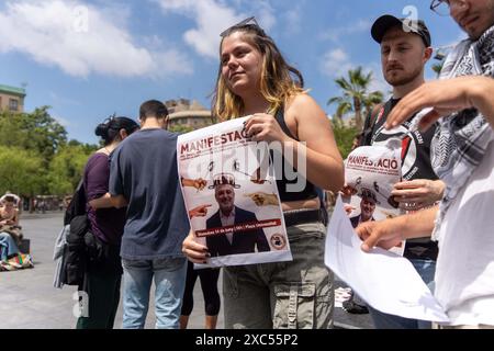 Barcelone, Espagne. 14 juin 2024. Les campeurs de Pla&#xe7;a Universitat tiennent une conférence de presse pour dénoncer l'expulsion par le conseil municipal de Barcelone cette nuit Los acampados en Plaza Universidad están haciendo una rueda de prensa en repulsa al desalojo por parte del Ayuntamiento de Barcelona esta madrugada. Actualités politique -Barcelone, Espagne vendredi 13 juin 2024 (photo par Eric Renom/LaPresse) crédit : LaPresse/Alamy Live News Banque D'Images