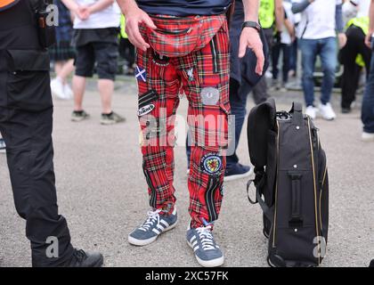 Munich, Allemagne. 14 juin 2024. Un fan écossais en pantalon tartan semble avoir fait une apparition à la Coupe du monde d'Argentine en 1986 lors du match des Championnats d'Europe de l'UEFA à l'Allianz Arena de Munich. Le crédit photo devrait se lire comme suit : David Klein/Sportimage crédit : Sportimage Ltd/Alamy Live News Banque D'Images