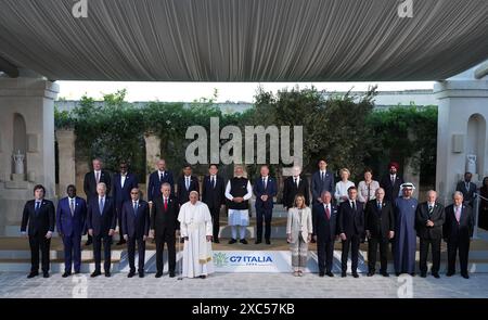 Le pape François se joint aux chefs d'État pour une photo de famille au sommet des dirigeants du G7 à la station balnéaire de Borgo Egnazia, dans les Pouilles, en Italie. Date de la photo : vendredi 14 juin 2024. Banque D'Images