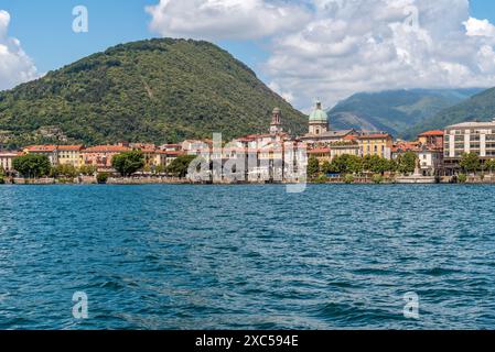 Vue panoramique de la ville intra depuis le lac majeur, Verbania, Piémont, Italie Banque D'Images