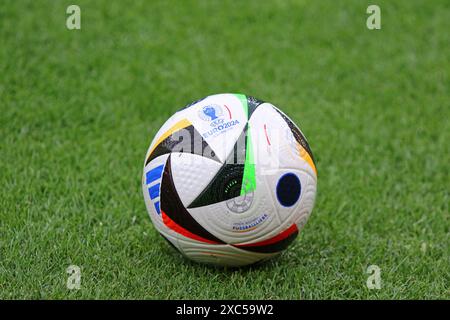 Berlin, Allemagne - 14 juin 2024 : Adidas FUSSBALLLIEBE, le ballon officiel de l'UEFA EURO 2024 sur l'herbe de l'Olympiastadion Berlin lors de la séance d'entraînement de l'équipe de Croatie avant le match de l'UEFA EURO 2024 contre l'Espagne Banque D'Images