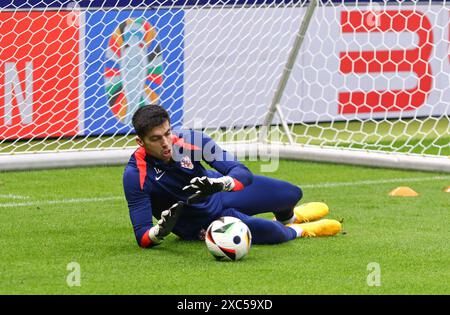 Berlin, Allemagne. 14 juin 2024. Le gardien de but croate Nediljko Labrovic (#12) en action lors de la séance d'entraînement ouverte de l'équipe nationale de Croatie avant le match de l'UEFA EURO 2024 contre l'Espagne à l'Olympiastadion de Berlin. Crédit : Oleksandr Prykhodko/Alamy Live News Banque D'Images
