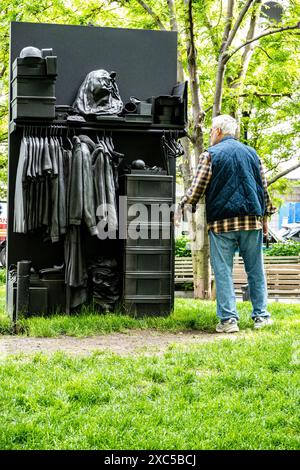 La sculpture 'Craig's Closet' en granit et bronze de Jim Hodges dans le AIDS Memorial Park est une copie du placard de Craig Ducote, New York City, NY, États-Unis Banque D'Images