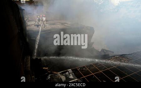 New Delhi, Inde. 14 juin 2024. NEW DELHI, INDE - 14 JUIN : des pompiers vus pendant les opérations de refroidissement le deuxième jour après qu'un incendie a éclaté à l'intérieur du vieux marché Katra Marwadi de Chandni Chowk à Nai Sadak le 14 juin 2024 à New Delhi, en Inde. (Photo de Raj K Raj/Hindustan Times/Sipa USA) crédit : Sipa USA/Alamy Live News Banque D'Images