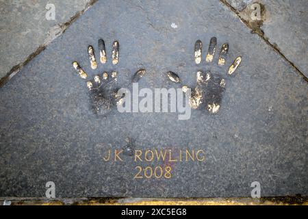 J.K. Rowling Handprints à Edinburgh City Chambers sur le Royal Mile, Édimbourg, Royaume-Uni. Mme Rowling a remporté le prix d'Édimbourg en 2008. Banque D'Images