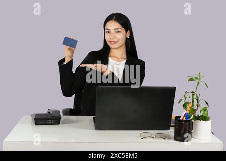 Belle femme d'affaires à la réception montre une maquette de carte de visite Banque D'Images