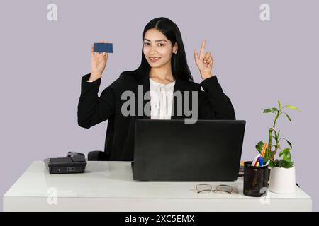 Belle femme d'affaires à la réception montre une maquette de carte de visite Banque D'Images