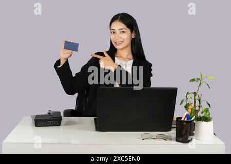 Belle femme d'affaires à la réception montre une maquette de carte de visite Banque D'Images