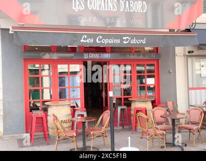 Friends First, Café et Bar à vins, la Clayette, Saône-et-Loire, Bourgogne-Franche-Comté, est de la France, coin salon extérieur - tables et chaises; Banque D'Images