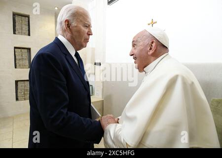 Savelletri Di Fasano, Italie. 14 juin 2024. Le pape François rencontre l'U. Le Président Joe Biden au sommet du G7 au complexe Borgo Egnazia à Savelletri di Fasano, Italie, le 14 juin 2024. Le pape François se joint aux dirigeants internationaux lors de la deuxième journée du sommet du G7 dans les Pouilles, faisant de lui le premier pontife à participer à un tel événement. Photo de (EV) Vatican Media /ABACAPRESS. COM Credit : Abaca Press/Alamy Live News Banque D'Images