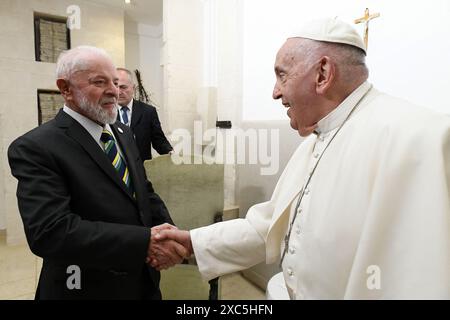 Savelletri Di Fasano, Italie. 14 juin 2024. Le Pape François rencontre le Président du Brésil Lula da Silva au sommet du G7 à la station balnéaire Borgo Egnazia à Savelletri di Fasano, Italie, le 14 juin 2024. Le pape François se joint aux dirigeants internationaux lors de la deuxième journée du sommet du G7 dans les Pouilles, faisant de lui le premier pontife à participer à un tel événement. Photo de (EV) Vatican Media /ABACAPRESS. COM Credit : Abaca Press/Alamy Live News Banque D'Images