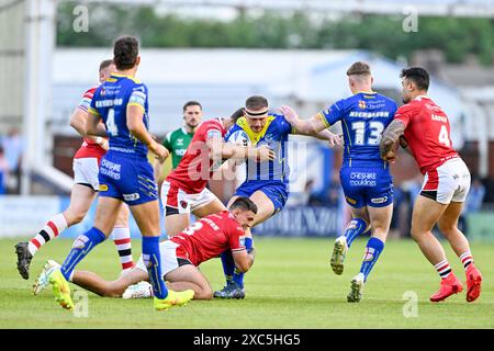 Ben Currie de Warrington Wolves est attaqué lors du match Betfred Super League Round 14 Warrington Wolves vs Salford Red Devils au stade Halliwell Jones, Warrington, Royaume-Uni, le 14 juin 2024 (photo de Cody Froggatt/News images) Banque D'Images