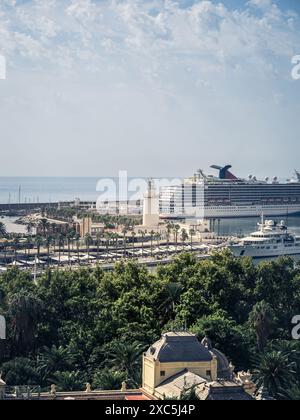 Le port portuaire de Malaga avec le phare de la Farola et de grands bateaux de croisière touristique ancrés, Andalousie, Espagne Banque D'Images