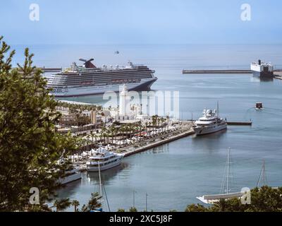 Le port portuaire de Malaga avec le phare de la Farola et de grands bateaux de croisière touristique ancrés, Andalousie, Espagne Banque D'Images