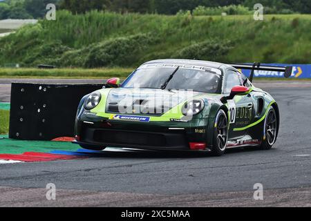 Une roue intérieure soulevée du sol, William Martin, Eden Race Drive, Porsche 911 GT3 Cup, Porsche Carrera Cup Grande-Bretagne 2024, une seule marque série w Banque D'Images