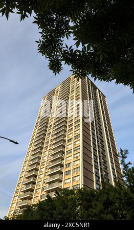 immeuble résidentiel de plusieurs étages dans le centre-ville de brooklyn new york avec balcons fenêtres de nombreux étages (vie immobilière urbaine) Banque D'Images