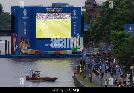 14 juin 2024, Hesse, Francfort-sur-le-main : soccer, UEFA Euro 2024, Allemagne - Écosse, tour préliminaire, Groupe A, jour de match 1. Les visiteurs regardent le match d'ouverture du Championnat d'Europe de football au public dans la Fanzone Francfort. Photo : Boris Roessler/dpa Banque D'Images