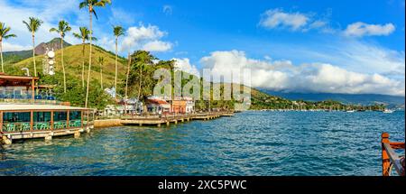 Vue sur la ville balnéaire d'Ilhabela sur la côte de Sao Paulo Banque D'Images