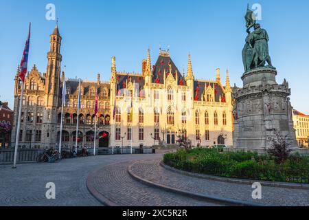Vue générale de Provinciaal Hof, Cour provinciale, sur le Marche de Bruges, Belgique Banque D'Images