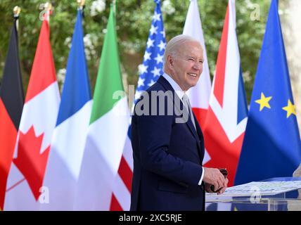 Savelletri di Fasano, Italie. 13 juin 2024. U. Le président Joe Biden sourit en signant le livre d’or lors de la cérémonie d’arrivée du 50e Sommet du G7 au complexe Borgo Egnazia, le 13 juin 2024, à Savelletri di Fasano, en Italie. Crédit : Presidenza del Consiglio/G7 Italia 2024/Alamy Live News Banque D'Images