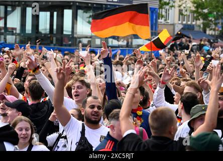 Cologne, Allemagne. 14 juin 2024. Football, UEFA Euro 2024 Allemagne Écosse, tour préliminaire, Groupe A, jour de match 1, Allemagne les fans encouragent le premier but pour l'Allemagne par Florian Wirtz lors de la projection publique dans la Fanzone Cologne. Crédit : Roberto Pfeil/dpa/Alamy Live News Banque D'Images