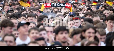 14 juin 2024, Hesse, Francfort-sur-le-main : soccer, UEFA Euro 2024, Allemagne - Écosse, tour préliminaire, Groupe A, jour de match 1. Les visiteurs regardent le match d'ouverture du Championnat d'Europe de football au public dans la Fanzone Francfort. Photo : Boris Roessler/dpa Banque D'Images