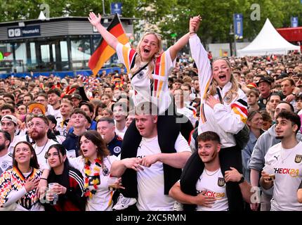 Cologne, Allemagne. 14 juin 2024. Football, UEFA Euro 2024 Allemagne Ecosse, tour préliminaire, Groupe A, jour de match 1, Allemagne les fans regardent le match à la vue du public dans la Fanzone Cologne. Crédit : Roberto Pfeil/dpa/Alamy Live News Banque D'Images