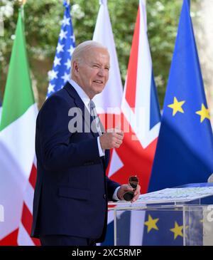 Savelletri di Fasano, Italie. 13 juin 2024. U. Le président Joe Biden donne un coup de pouce en signant le livre d'or lors de la cérémonie d'arrivée du 50ème Sommet du G7 au complexe Borgo Egnazia, le 13 juin 2024, à Savelletri di Fasano, Italie. Crédit : Presidenza del Consiglio/G7 Italia 2024/Alamy Live News Banque D'Images